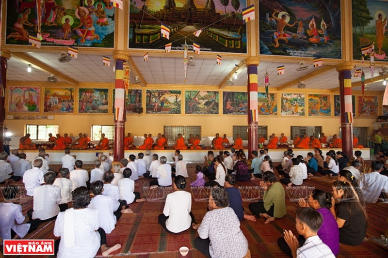 Đồng b&agrave;o Khmer Nam Bộ l&ecirc;n ch&ugrave;a nghe giảng đạo l&yacute; - h&igrave;nh ảnh thể hiện vai tr&ograve; của Phật gi&aacute;o Nam t&ocirc;ng như kh&ocirc;ng gian gi&aacute;o h&oacute;a, cố kết cộng đồng v&agrave; định hướng chuẩn mực ứng xử x&atilde; hội. Nguồn: B&aacute;o Ảnh Việt Nam