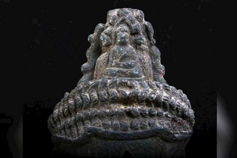 H&igrave;nh tượng Đức Phật ngồi dưới t&aacute;n rắn bảy đầu Mucalinda, tay tr&aacute;i cầm thanh kiếm ngắn. Nguồn: congly.vn