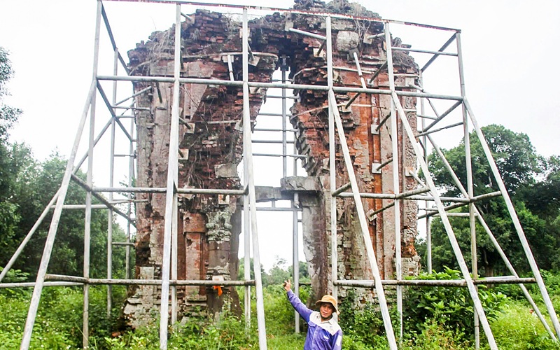Chạnh l&ograve;ng Phật viện Đồng Dương: Chỉ c&ograve;n th&aacute;p S&aacute;ng chực chờ ng&atilde; đổ. Nguồn: Tuổi trẻ Online