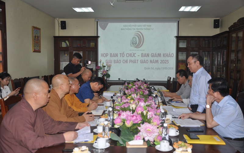 Trưởng Ban Gi&aacute;m khảo Trần B&aacute; Dung ph&aacute;t biểu