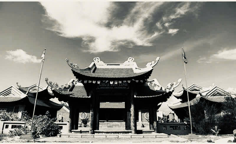 Người giữ chùa trên đảo Sơn Ca