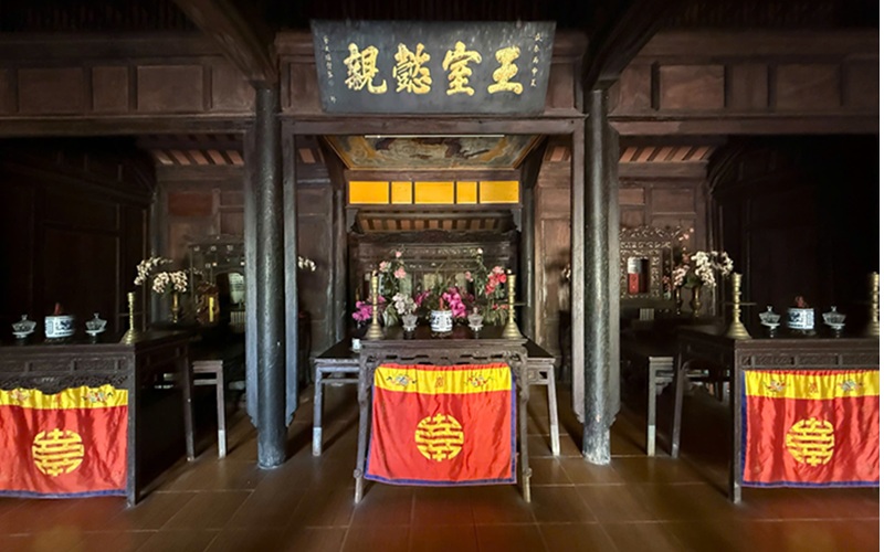 Kh&ocirc;ng gian trang nghi&ecirc;m b&ecirc;n trong Phủ thờ