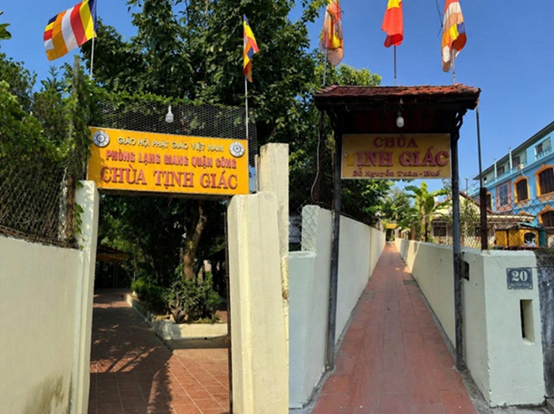 Cổng ch&ugrave;a Tịnh Gi&aacute;c