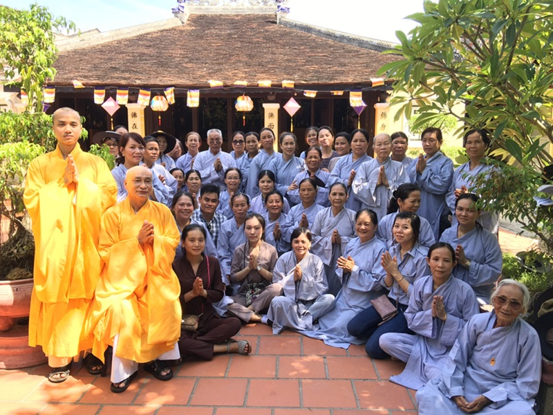 Cố H&ograve;a thượng v&agrave; đạo tr&agrave;ng phật tử (ảnh ch&ugrave;a cung cấp)