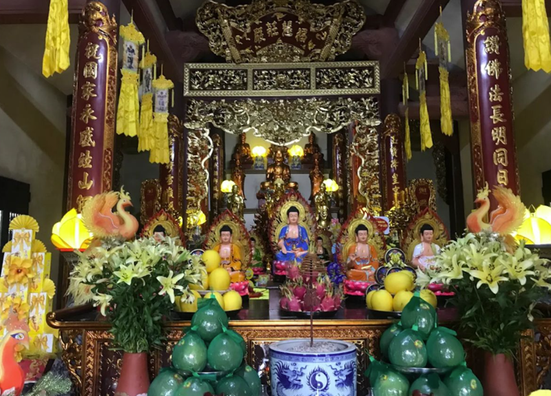 Ch&iacute;nh điện tại ch&ugrave;a Nhẫm Dương
