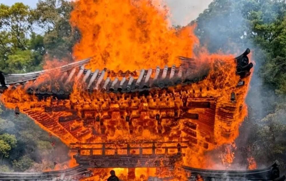 “Ngọn lửa vĩnh cửu” thiêu rụi Phật đường hơn 1.200 năm tuổi tại Nhật Bản