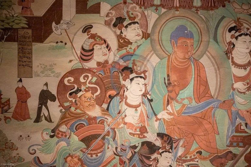 Một bức b&iacute;ch họa từ hang động Mogao ở tỉnh Cam T&uacute;c, Cộng h&ograve;a Nh&acirc;n d&acirc;n Trung Quốc. Bức b&iacute;ch họa n&agrave;y m&ocirc; tả nghệ thuật Phật gi&aacute;o, nhưng thể hiện nhiều người kh&aacute;c nhau, bao gồm cả những người kh&ocirc;ng phải người Trung Quốc. xiquinhosilva , CC BY 2.0 , qua Wikimedia Commons