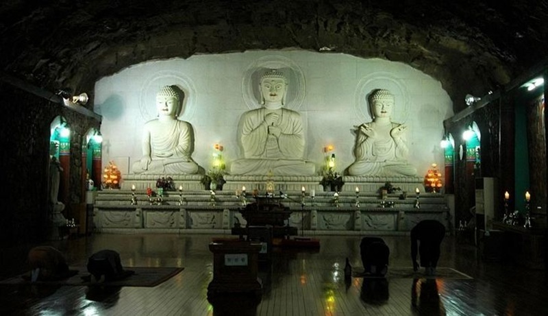 Ch&ugrave;a Ilbung ở tỉnh Nam Gyeongsang l&agrave; ng&ocirc;i ch&ugrave;a hang động lớn nhất ch&acirc;u &Aacute;. Ảnh do Văn ph&ograve;ng huyện Uiryeong cung cấp.