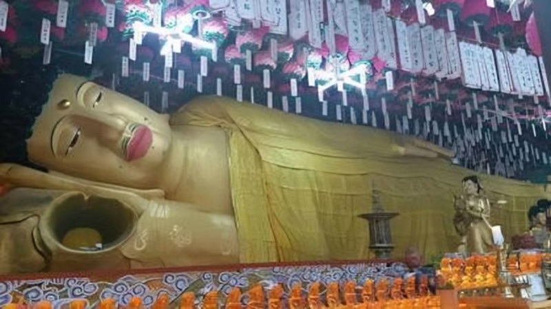 Tượng Phật nằm bằng gỗ của ch&ugrave;a Baekcheon ở Sacheon, tỉnh Nam Gyeongsang / Ảnh do Bus 25 Hours cung cấp