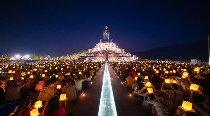 Vesak 2025: Lễ thắp nến cầu nguyện ho&agrave; b&igrave;nh tại n&uacute;i B&agrave; Đen