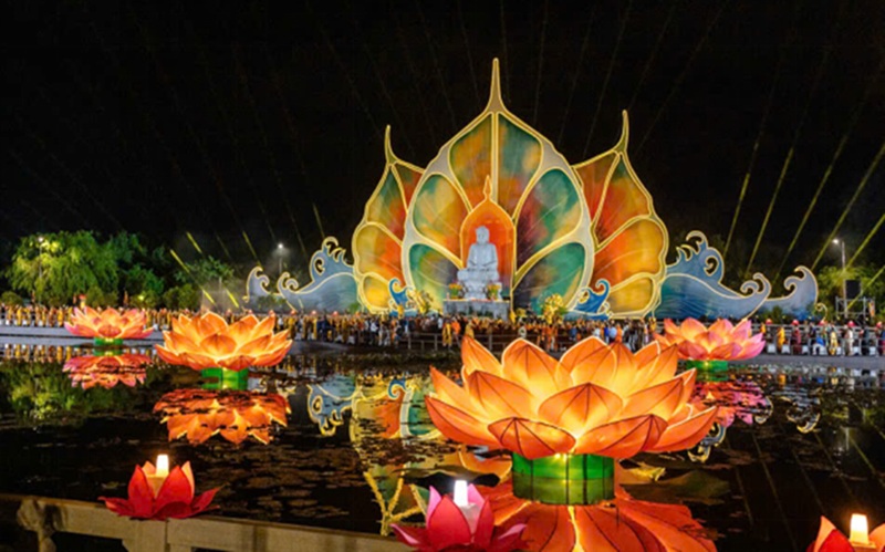 H&igrave;nh ảnh đ&ecirc;m hoa đăng cầu nguyện h&ograve;a b&igrave;nh tại Vesak 2025, TPHCM ( với 35.000 hoa đăng thắp s&aacute;ng v&agrave; 12.000 người tham dự)