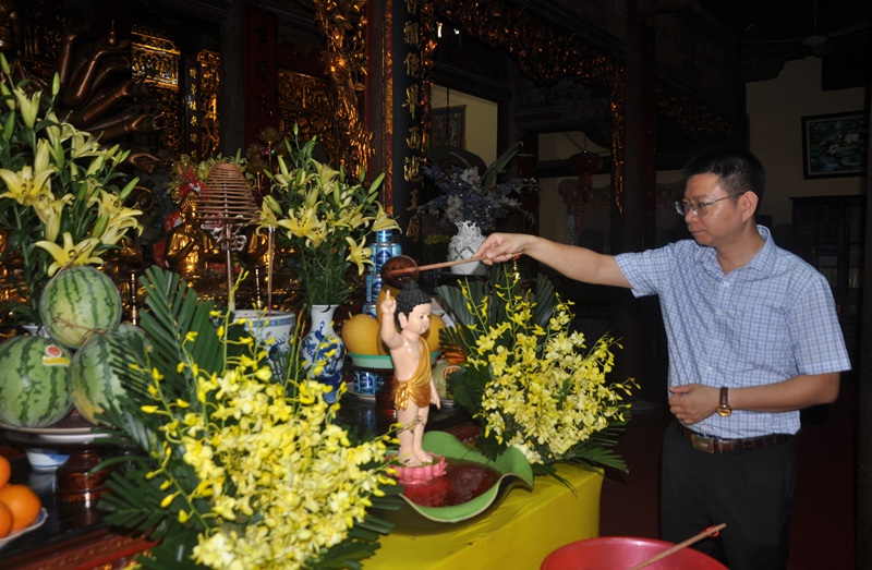 Đo&agrave;n d&acirc;ng hương đảnh lễ Tam Bảo v&agrave; thực hiện Nghi lễ tắm Phật