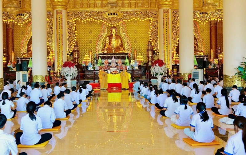 Bát quan trai và “cơn khát khoảng lặng” của người trẻ trong mùa Phật đản