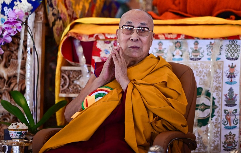 Nh&agrave; cầm quyển Trung Quốc đ&atilde; t&igrave;m c&aacute;ch kiểm so&aacute;t người d&acirc;n T&acirc;y Tạng bằng c&aacute;ch tấn c&ocirc;ng c&aacute;c l&atilde;nh đạo t&ocirc;n gi&aacute;o của họ. Nhưng chiến lược n&agrave;y đ&atilde; thất bại. Niềm tin kh&ocirc;ng thể bị ra lệnh hay &eacute;p buộc.