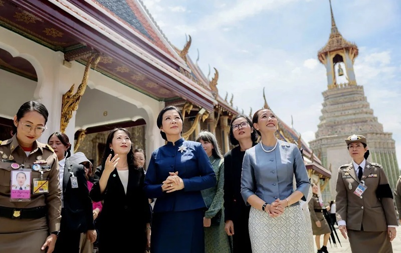 Phu nh&acirc;n Ng&ocirc; Phương Ly v&agrave; b&agrave; Thananon Charnvirakul, phu nh&acirc;n Thủ tướng Th&aacute;i Lan (thứ năm từ tr&aacute;i sang), trong trang phục truyền thống phụ nữ Th&aacute;i Lan tại cuộc gặp ở Bangkok. Ảnh: VNA/VNS.