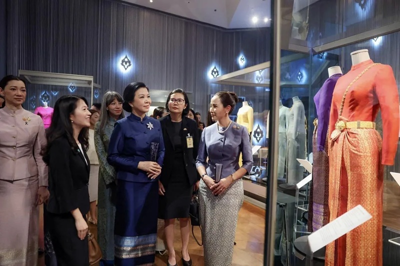 Phu nh&acirc;n Ng&ocirc; Phương Ly v&agrave; b&agrave; Thananon Charnvirakul, phu nh&acirc;n Thủ tướng Th&aacute;i Lan, tham quan Bảo t&agrave;ng Dệt may Ho&agrave;ng hậu Sirikit trong khu&ocirc;n vi&ecirc;n Ho&agrave;ng cung Bangkok.