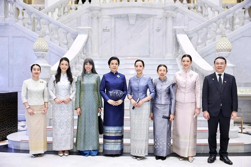 Phu nh&acirc;n Ng&ocirc; Phương Ly v&agrave; b&agrave; Thananon Charnvirakul, phu nh&acirc;n Thủ tướng Th&aacute;i Lan (thứ năm từ tr&aacute;i sang), trong trang phục truyền thống phụ nữ Th&aacute;i Lan tại cuộc gặp ở Bangkok.