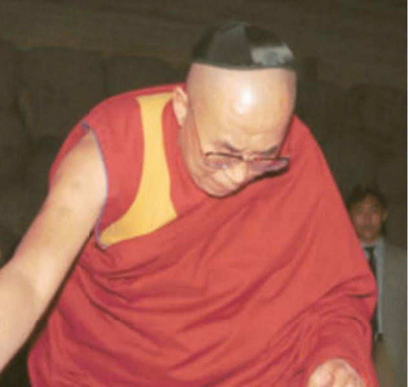 Đức Đạt Lai Lạt Ma (Tenzin Gyatso) đến Israel v&agrave;o ng&agrave;y 20 th&aacute;ng 3 năm 1994 trong chuyến thăm k&eacute;o d&agrave;i bốn ng&agrave;y với tư c&aacute;ch l&agrave; kh&aacute;ch mời của Hiệp hội Bảo vệ Thi&ecirc;n nhi&ecirc;n Israel, ảnh của Gideon Markowiz, năm 1994, thuộc Bộ sưu tập Dan Hadani, Bộ sưu tập Nhiếp ảnh Quốc gia Gia đ&igrave;nh Pritzker, Thư viện Quốc gia Israel
