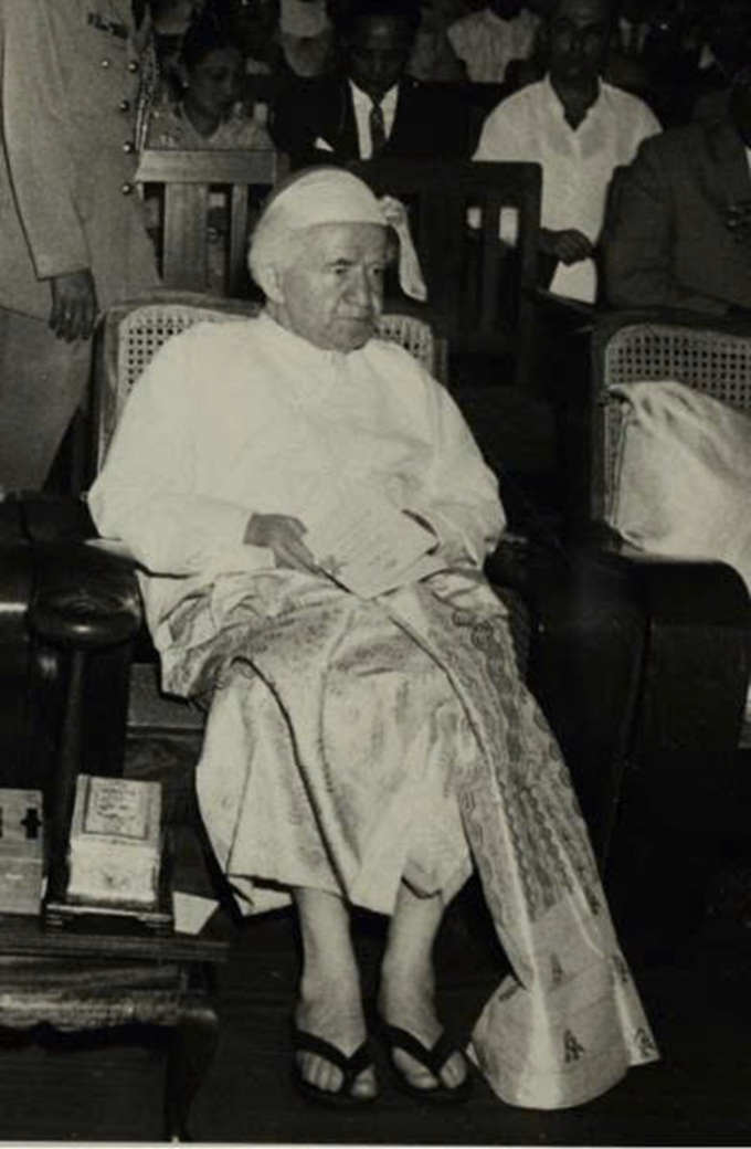 Chuyến thăm của Ben-Gurion tới Miến Điện (nay l&agrave; Myanmar), năm 1961. Tư liệu n&agrave;y thuộc dự &aacute;n Mạng lưới Lưu trữ Israel (IAN), được chia sẻ rộng r&atilde;i nhờ sự hợp t&aacute;c giữa Lưu trữ Nh&agrave; Ben-Gurion, Bộ Gi&ecirc;-ru-sa-lem v&agrave; Di sản, c&ugrave;ng Thư viện Quốc gia Israel.