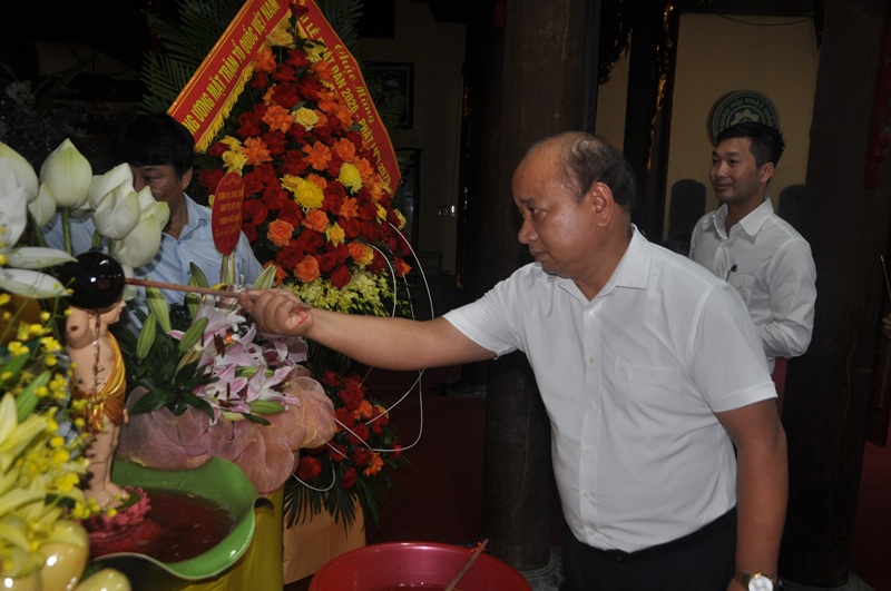 Đo&agrave;n c&ugrave;ng d&acirc;n dương đảnh lễ Tam Bảo v&agrave; thực hiện nghi thức tắm Phật