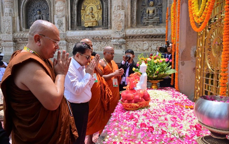 Tổng thống Myanmar Min Aung Hlaing đảnh lễ tại Đại Gi&aacute;c Tự (Mahabodhi Temple), Bồ Đề Đạo Tr&agrave;ng, bang Bihar, Ấn Độ, ng&agrave;y 30/05/2026.