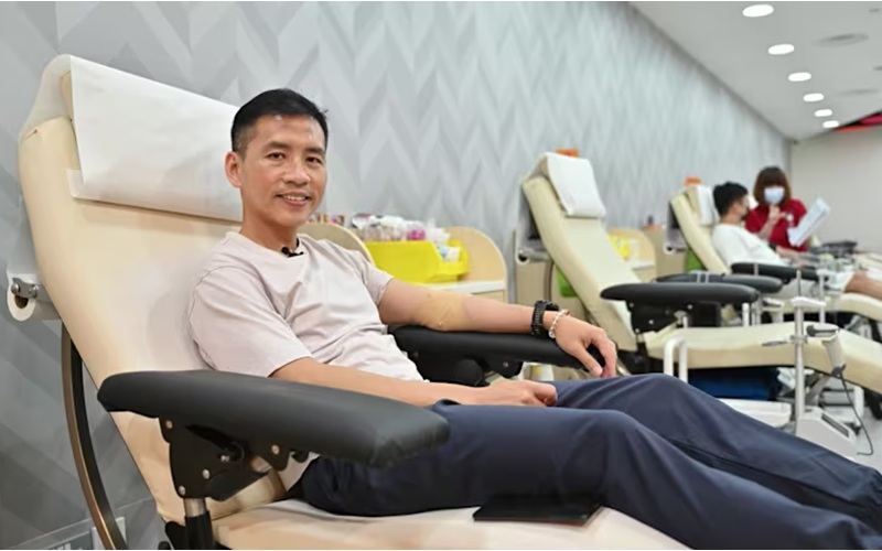 &Ocirc;ng Jereme Wong sau khi hiến m&aacute;u tại Trung t&acirc;m Hiến m&aacute;u Bloodbank@Dhoby Ghaut ng&agrave;y 25/05/2026. (Ảnh: CNA/Alyssa Tan)