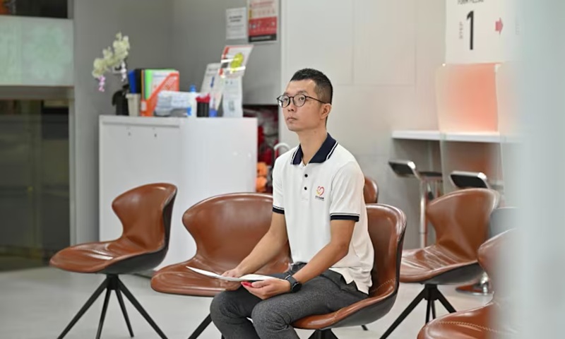 Anh Macs Chen tại Trung t&acirc;m Hiến m&aacute;u Bloodbank@Dhoby Ghaut ng&agrave;y 25/05/2026. (Ảnh: CNA/Alyssa Tan)