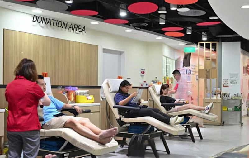 Người d&acirc;n tham gia hiến m&aacute;u tại Trung t&acirc;m Hiến m&aacute;u Bloodbank@Dhoby Ghaut ng&agrave;y 25/05/2026. (Ảnh: CNA/Alyssa Tan)
