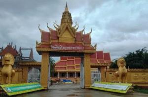 Cổng chùa mùa Phượng đỏ và lớp học tiếng Khmer nơi cửa thiền