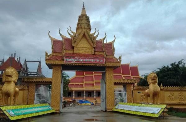 Cổng chùa mùa Phượng đỏ và lớp học tiếng Khmer nơi cửa thiền