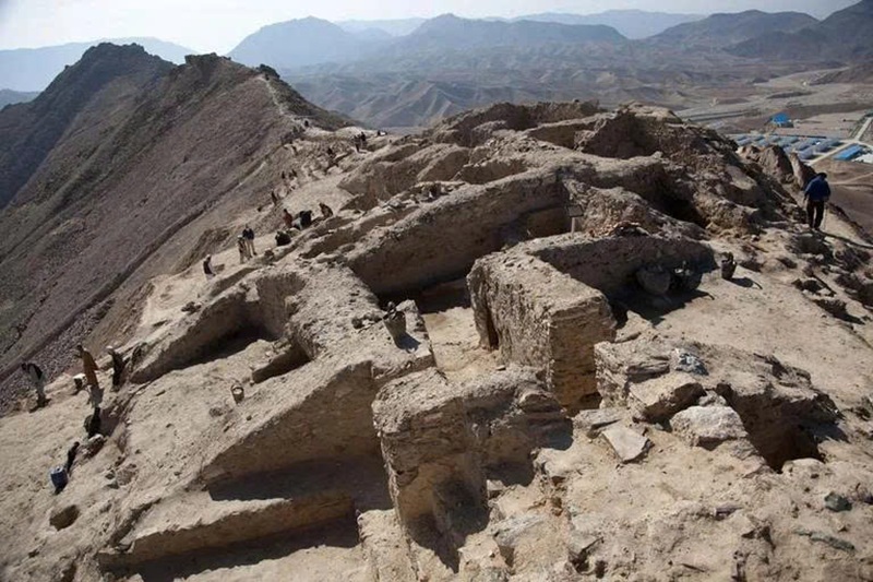 Cổ th&agrave;nh Mes Aynak (Afghanistan). Quần thể tu viện Phật gi&aacute;o cổ đại c&aacute;ch Kabul 40 km về ph&iacute;a đ&ocirc;ng. Nơi đ&acirc;y c&oacute; trữ lượng đồng khổng lồ, đang được khai quật cứu hộ trước khi khai th&aacute;c mỏ. Ảnh: Jerome Starkey (CC BY-SA 2.0).