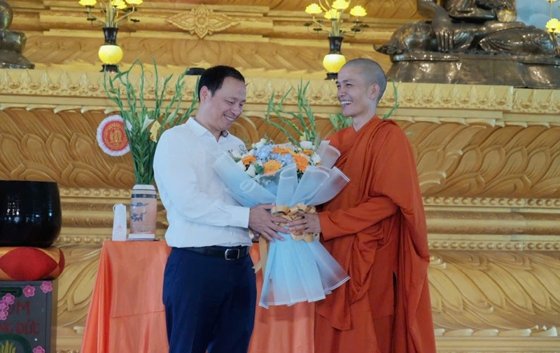 Trung tướng Nguyễn Đ&igrave;nh Chiến đại diện đo&agrave;n c&ocirc;ng t&aacute;c Tập đo&agrave;n Viettel tặng hoa ch&uacute;c mừng sinh nhật Đại đức Th&iacute;ch Thiện Ngọc tại ch&ugrave;a Đại Phước Việt Nam (Myanmar).