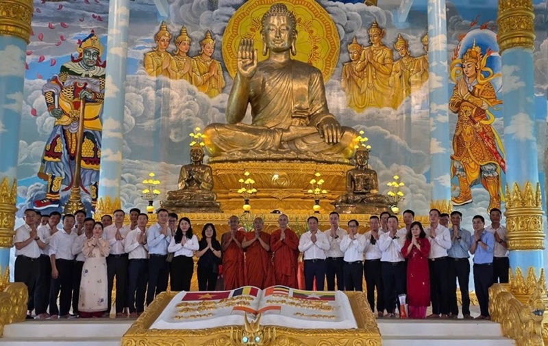 Đo&agrave;n c&ocirc;ng t&aacute;c Tập đo&agrave;n C&ocirc;ng nghiệp - Viễn th&ocirc;ng Qu&acirc;n đội (Viettel) v&agrave; C&ocirc;ng ty Viễn th&ocirc;ng Mytel Myanmar chụp ảnh lưu niệm c&ugrave;ng Đại đức Th&iacute;ch Thiện Ngọc tại ch&ugrave;a Đại Phước Việt Nam, Myanmar, ng&agrave;y 01/06/2026.