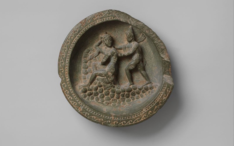 Chiếc đĩa nghệ thuật v&ugrave;ng Gandhara khắc họa huyền thoại Daphne v&agrave; Apollo trong thần thoại Hy Lạp.
