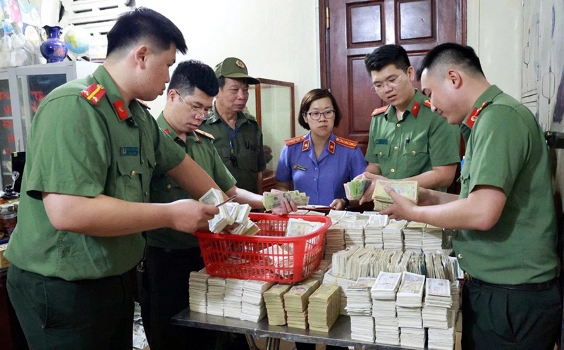 Lực lượng chức năng tỉnh Lạng Sơn kh&aacute;m x&eacute;t, thu thập t&agrave;i liệu, tiền mặt phục vụ c&ocirc;ng t&aacute;c điều tra