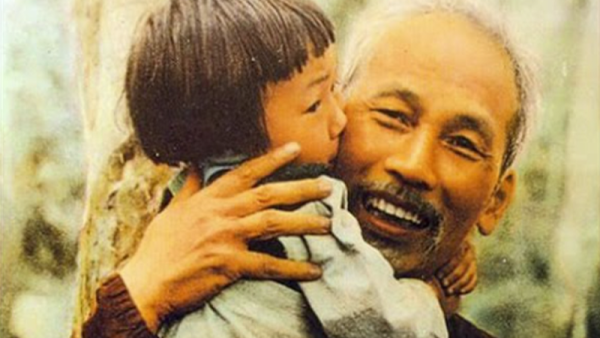 Không thể suồng sã ngôn từ khi viết về lãnh tụ