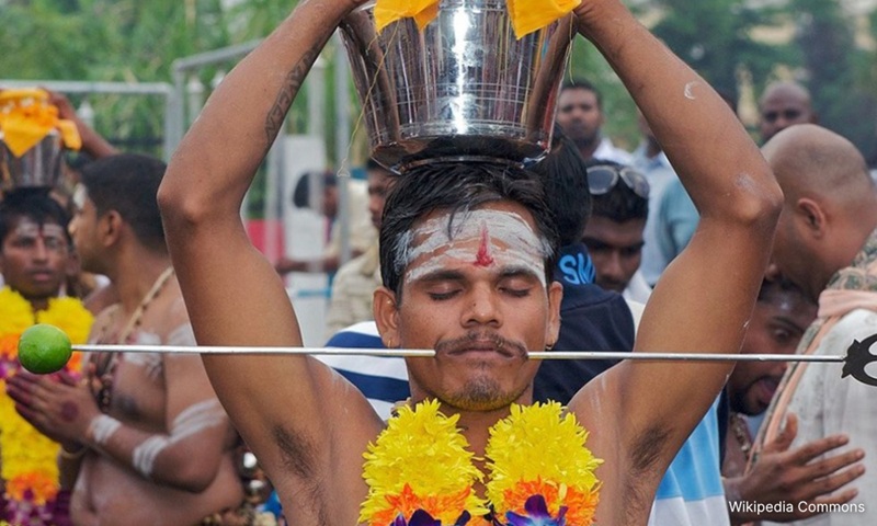 Một người đ&agrave;n &ocirc;ng thực h&agrave;nh nghi lễ xỏ khuy&ecirc;n trong lễ Thaipusam năm 2025