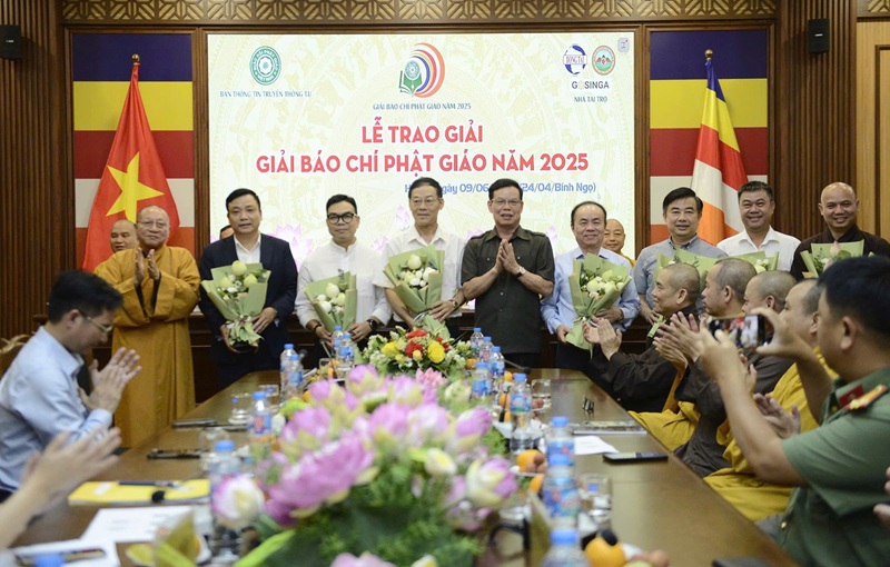 Ban Gi&aacute;m khảo, những người lặng thầm c&ugrave;ng th&agrave;nh c&ocirc;ng của Giải B&aacute;o ch&iacute; Phật gi&aacute;o 2025