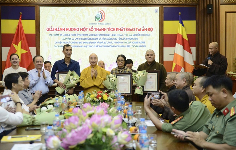 Gi&agrave;i thưởng xứng đ&aacute;ng trao tặng tới nhứng ph&oacute;ng vi&ecirc;n, nh&agrave; b&aacute;o đ&atilde; c&oacute; t&aacute;c phẩm b&aacute;o ch&iacute; xuất sắc, tr&agrave;n đầy t&acirc;m huyết v&agrave; tinh thần phụng sự.