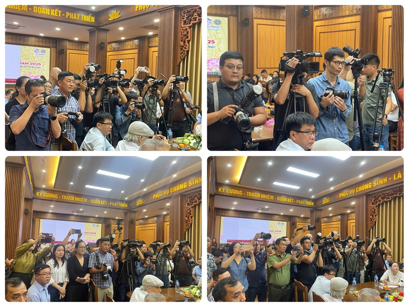 Ph&oacute;ng vi&ecirc;n, nh&agrave; b&aacute;o t&aacute;c nghiệp tại Lễ trao Giải B&aacute;o ch&iacute; Phật gi&aacute;o năm 2025. Đằng sau mỗi t&aacute;c phẩm l&agrave; t&acirc;m huyết của những người l&agrave;m truyền th&ocirc;ng đang g&oacute;p phần lan tỏa c&aacute;c gi&aacute; trị từ bi, tr&iacute; tuệ v&agrave; nh&acirc;n văn đến cộng đồng.