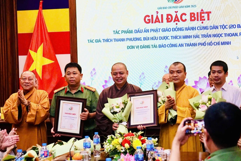 Nh&oacute;m t&aacute;c giả đạt giải đặc biệt. Ảnh: Thi&ecirc;n Điểu