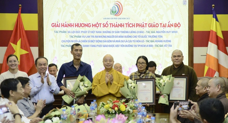 Ba tác giả nhận Giải hành hương một số thánh tích Phật giáo tại Ấn Độ, trong đó có phóng viên báo Tuổi Trẻ - Ảnh: BTC