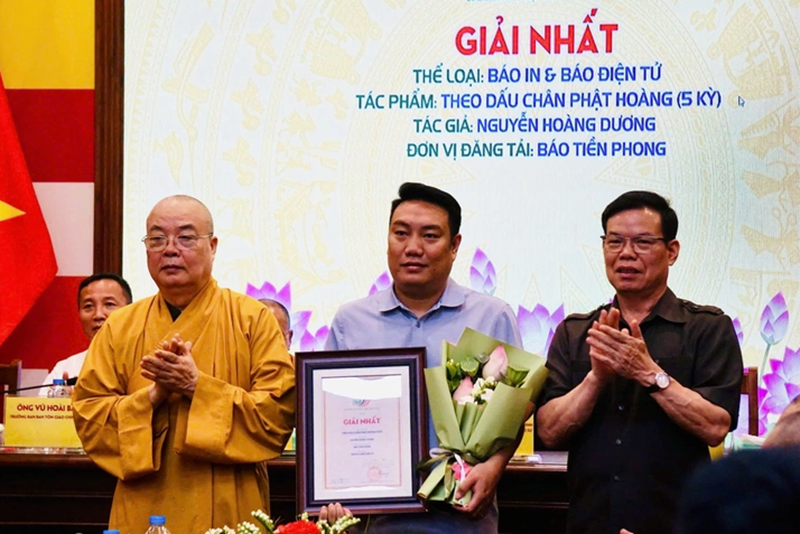 Tác giả Nguyễn Hoàng Dương (báo Tiền Phong) nhận giải nhất hạng mục báo in và báo điện tử - Ảnh: T.ĐIỂU