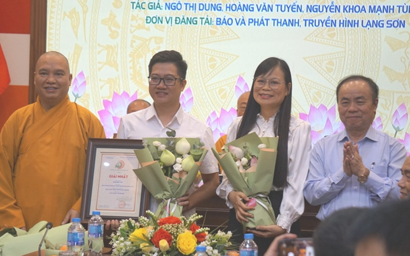 Nh&oacute;m t&aacute;c giả của cơ quan B&aacute;o v&agrave; Ph&aacute;t thanh truyền h&igrave;nh Lạng Sơn nhận giải nhất thể loại ph&aacute;t thanh - truyền h&igrave;nh - Ảnh: Thi&ecirc;n Điểu
