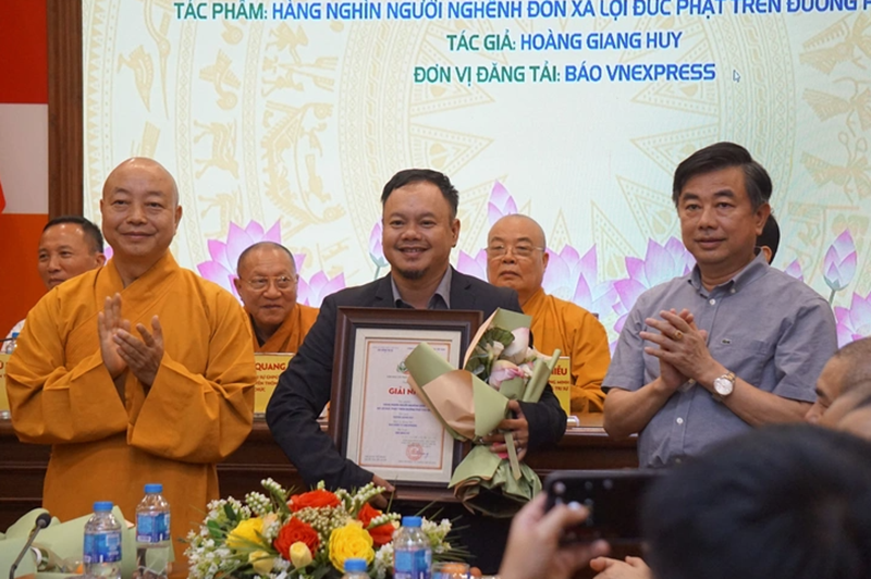 T&aacute;c giả Ho&agrave;ng Giang Huy của b&aacute;o VnExpress nhận giải nh&igrave; (kh&ocirc;ng c&oacute; giải nhất) loại h&igrave;nh ảnh b&aacute;o ch&iacute; - Ảnh: Thi&ecirc;n Điểu