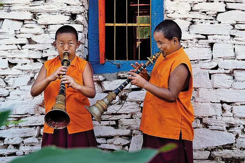 C&aacute;c nh&agrave; sư trẻ đang chơi gyaling tại tu viện Rinchenpong | Ảnh: Sandipan Chatterjee
