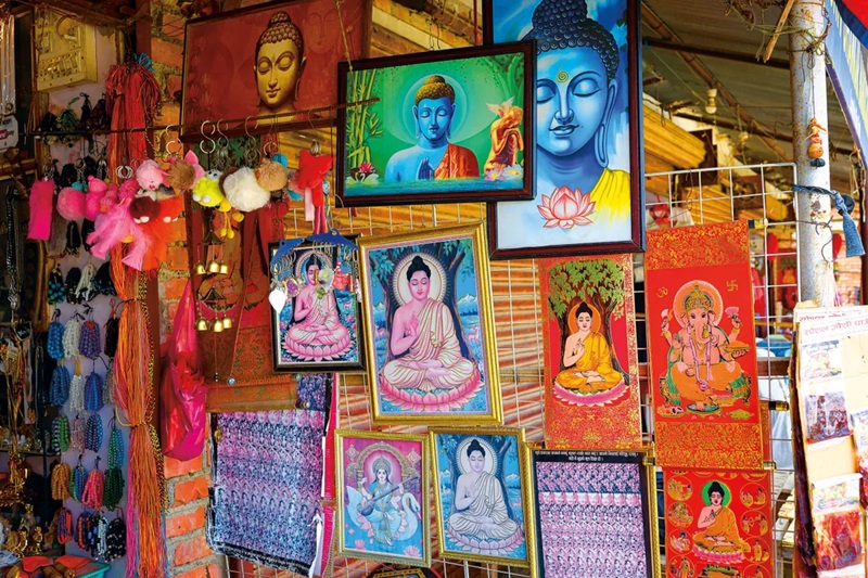 Trong một cửa h&agrave;ng lưu niệm ở Lumbini, ch&acirc;n dung đức Phật được trưng b&agrave;y b&ecirc;n cạnh c&aacute;c vị thần Ấn Độ gi&aacute;o như Saraswati v&agrave; Ganesha. (Ảnh: GMB Akash / Panos Pictures)
