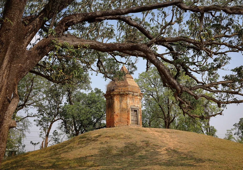 Đền Kudan tại Lumbini, nơi truyền thống cho rằng T&ocirc;n giả Rahula (La-hầu-la) đ&atilde; xuất gia khi l&ecirc;n t&aacute;m tuổi. C&ocirc;ng tr&igrave;nh h&igrave;nh b&aacute;t gi&aacute;c tr&ecirc;n g&ograve; đất l&agrave; một đền thờ thần Shiva được người Hindu x&acirc;y dựng v&agrave;o thời kỳ sau. (Ảnh: GMB Akash / Panos Pictures)
