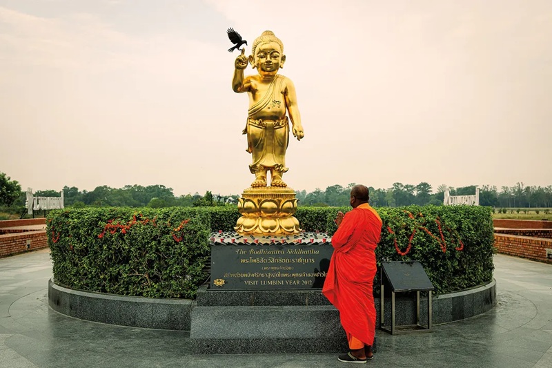 Tượng Tiểu Phật (Little Buddha) cao khoảng 3,3 m&eacute;t tại Lumbini l&agrave; m&oacute;n qu&agrave; của c&aacute;c phật tử Th&aacute;i Lan. Nhiều người trong số họ đ&atilde; đ&oacute;ng g&oacute;p từng mẩu v&agrave;ng nhỏ tại c&aacute;c trạm xăng v&agrave; cửa h&agrave;ng địa phương để đ&uacute;c n&ecirc;n pho tượng n&agrave;y. (Ảnh: GMB Akash / Panos Pictures)