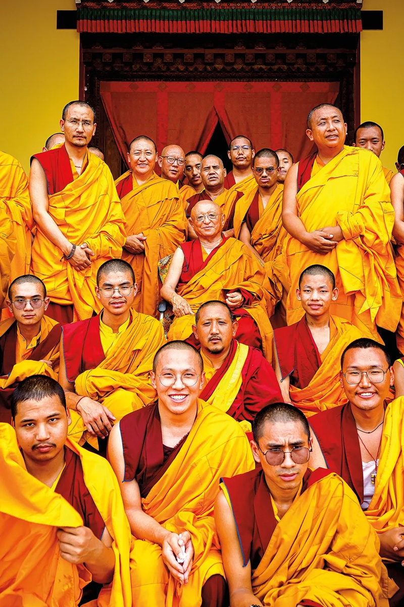 C&aacute;c tăng sĩ T&acirc;y Tạng qu&acirc;y quần quanh vị trụ tr&igrave; của m&igrave;nh (ngồi giữa). (Ảnh: GMB Akash / Panos Pictures)
